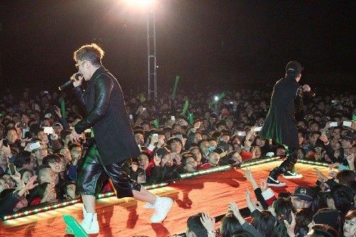 Mr T, Yanbi tiep tuc hat tuc hinh anh