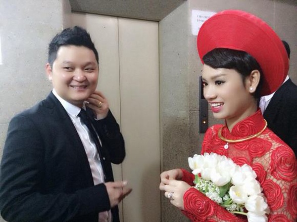 Về ngoại hình, Văn Đức có gương mặt khá bầu bĩnh và chiều cao khiêm tốn. Trong những bức ảnh chụp chung, cư dân mạng còn “soi” được khoảnh khắc “bụng bự” của ông xã nữ ca sĩ. Vào đầu năm 2015 tới, đôi vợ chồng trẻ sẽ đón đứa con đầu lòng. 