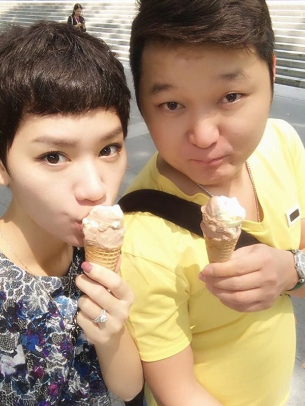 Trà My idol công khai bạn trai đại gia Văn Đức vào đầu năm nay, sau gần 2 năm yêu nhau, mới đây cặp đôi vừa tổ chức lễ cưới đình đám với chi phí khá tốn kém. Chồng mới cưới của Trà My là chủ chuỗi nhà hàng karaoke có tiếng ở TP.HCM, anh cũng có sở thích chơi xế hộp như nhiều đại gia khác. 