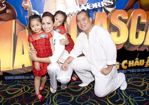 Bỏ qua sự cộc lệch về hình thức bên ngoài, vợ chồng nữ giám khảo Vietnam’s Got Talent vẫn luôn đồng hành trong các sự kiện giải trí. Cho tới nay cặp đôi đã kết hôn được 8 năm và có với nhau 2 cô con gái 5 và 4 tuổi. 