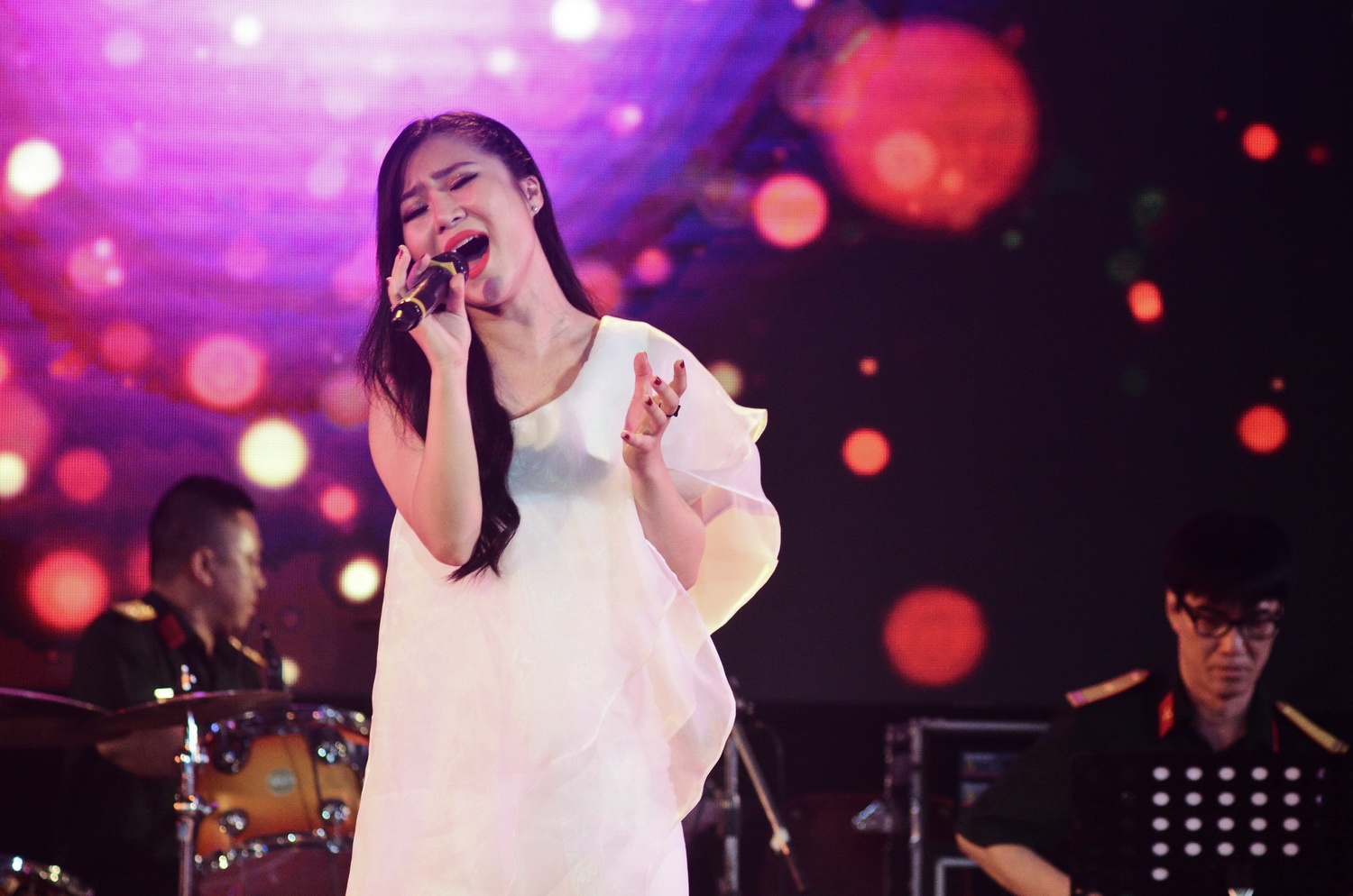 Huong Tram khoe giong trong le tot nghiep hinh anh