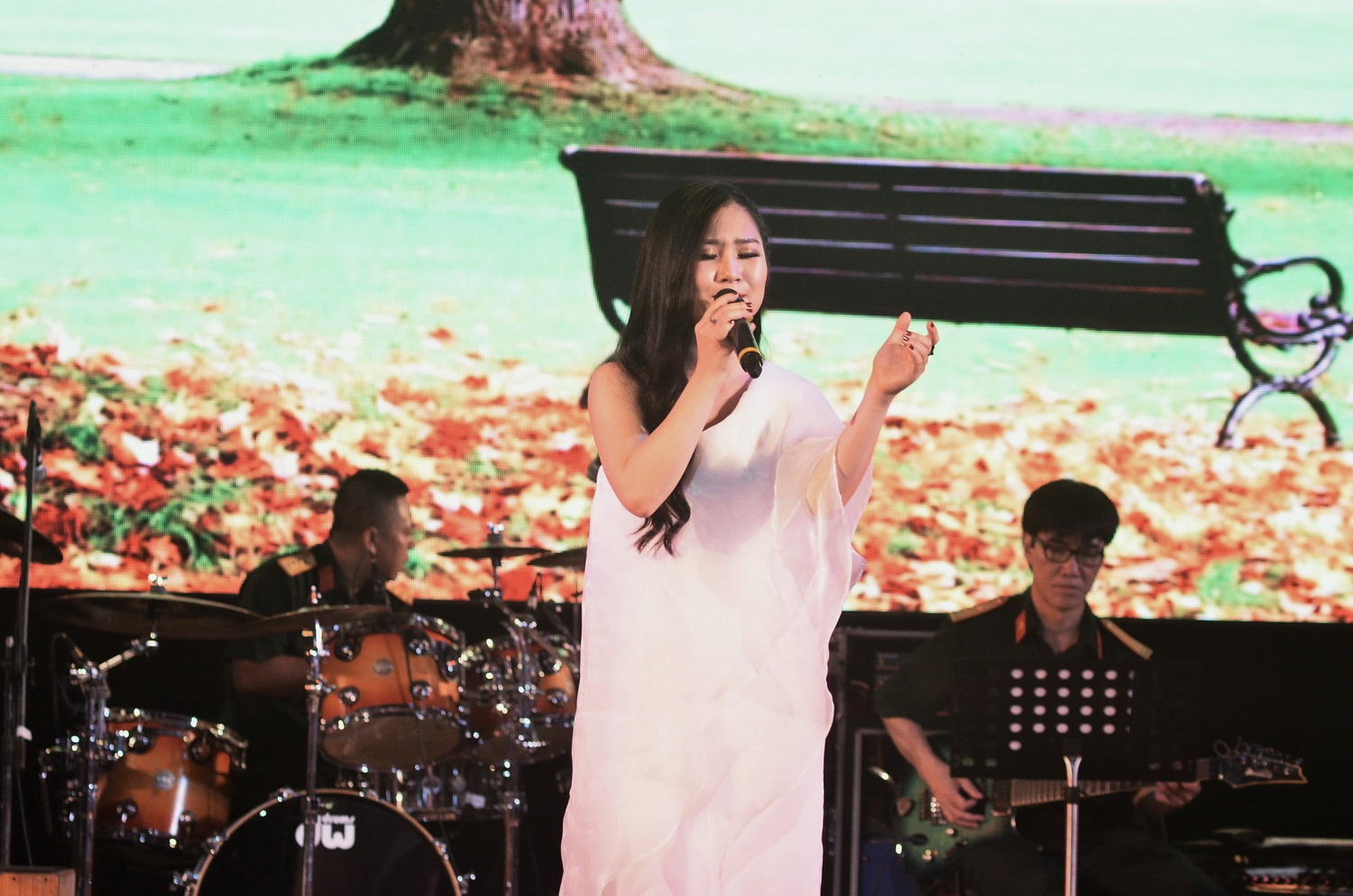 Huong Tram hat lien khuc Xa, Anh hinh anh