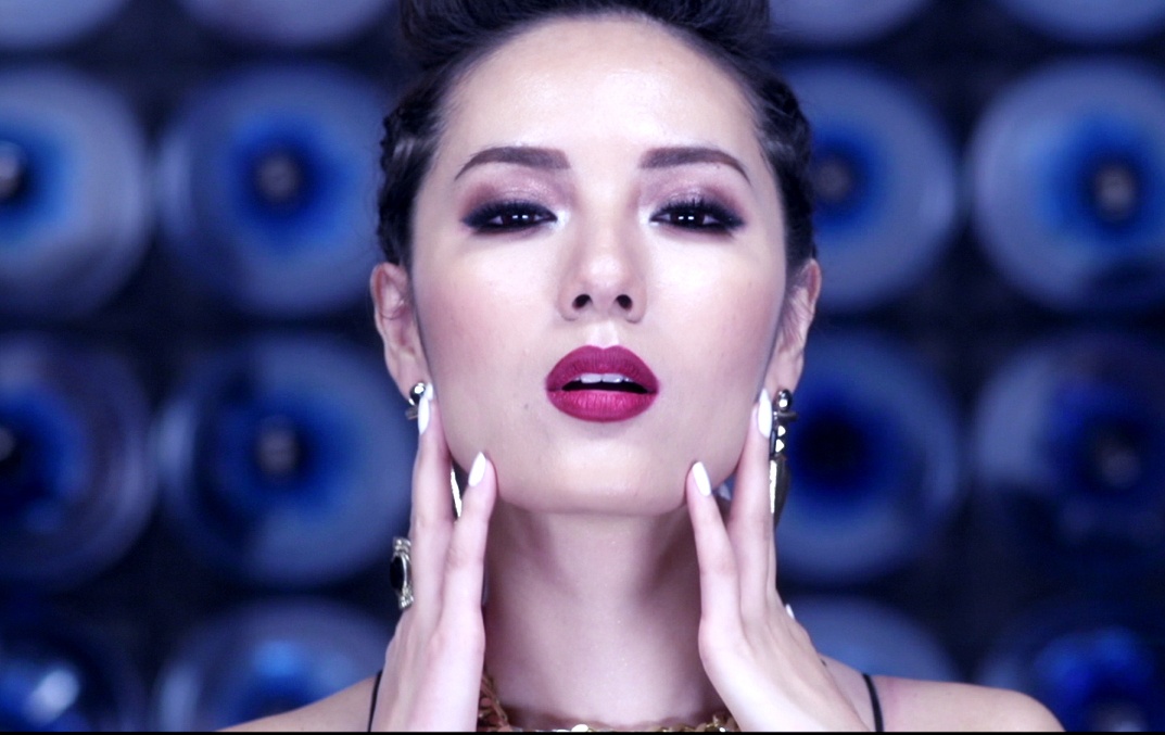 Phuong Linh goi cam trong MV moi hinh anh