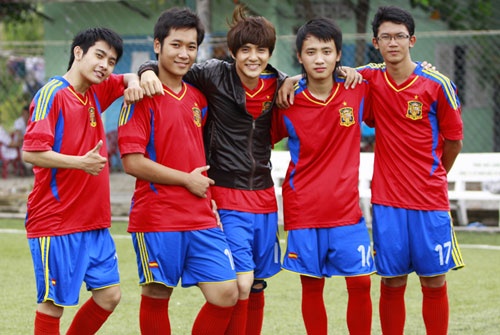 Ông Cao Thắng và bạn bè thân thiết trong đội bóng. 