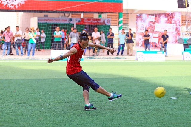 Rocker Phạm Anh Khoa từng khoe ít lần khoe tài tâng bóng trong các sự kiện giải trí. Anh khá nhiệt tình và mạnh mẽ trên sân cỏ. 