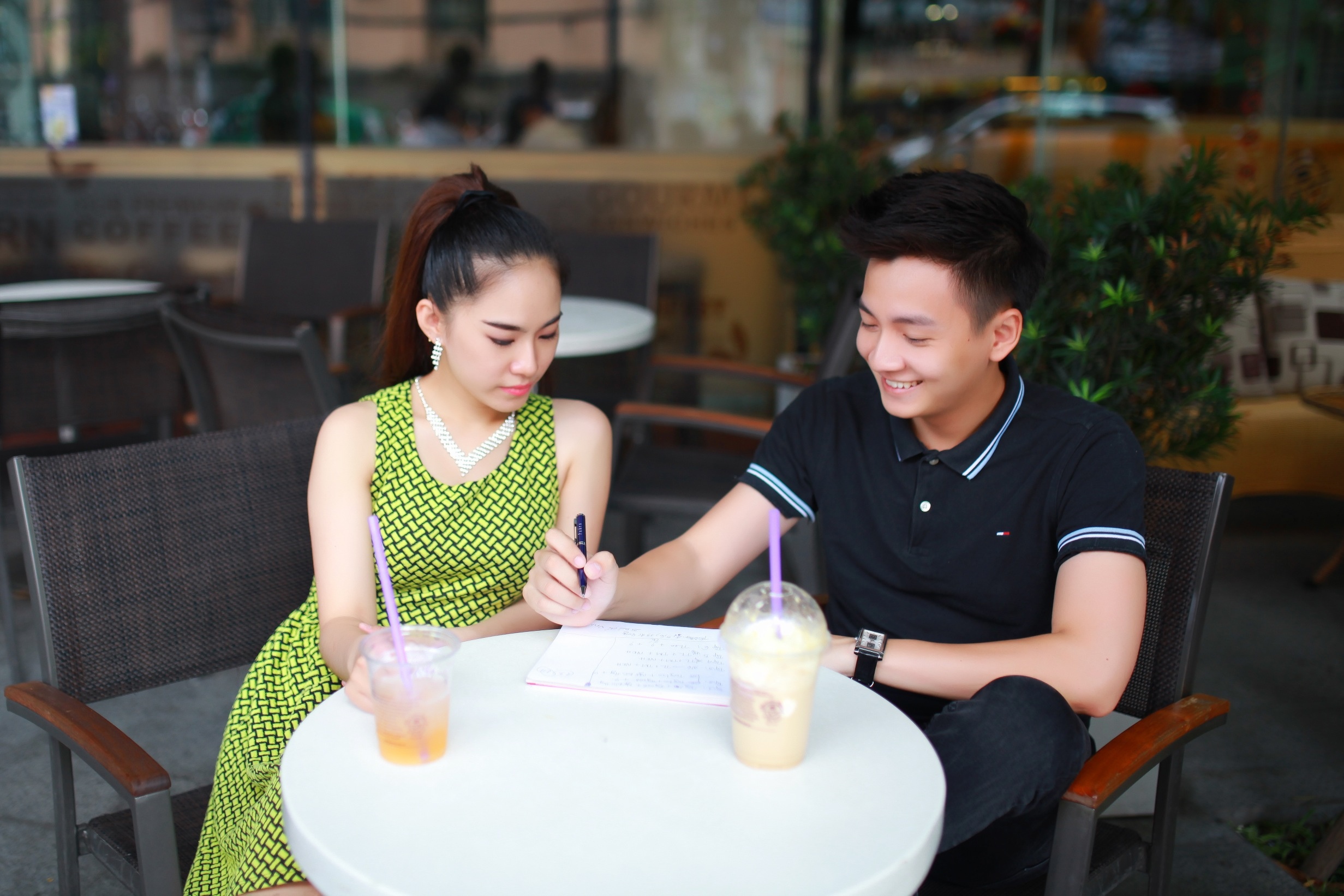 Sau khi lên ý tưởng song ca, được sự trợ giúp của nhạc sĩ Khánh Đơn, cả hai đã cho ra mắt ca khúc Vội vã yêu nhau, vội vã rời.