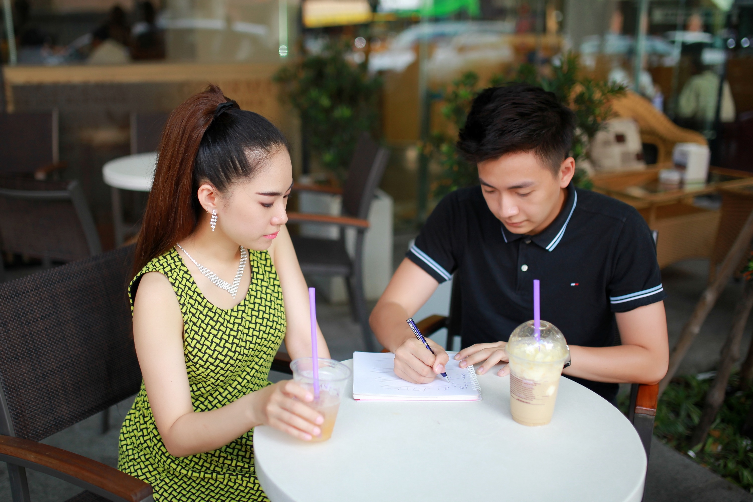 Qua ca khúc nhạc sĩ Khánh Đơn cũng như Ngô Kiến Huy, Lương Bích Hữu đưa ra thông điệp tình yêu, hãy chắc chắn và đừng buông tay vì nói lời yêu quá vội vàng. 