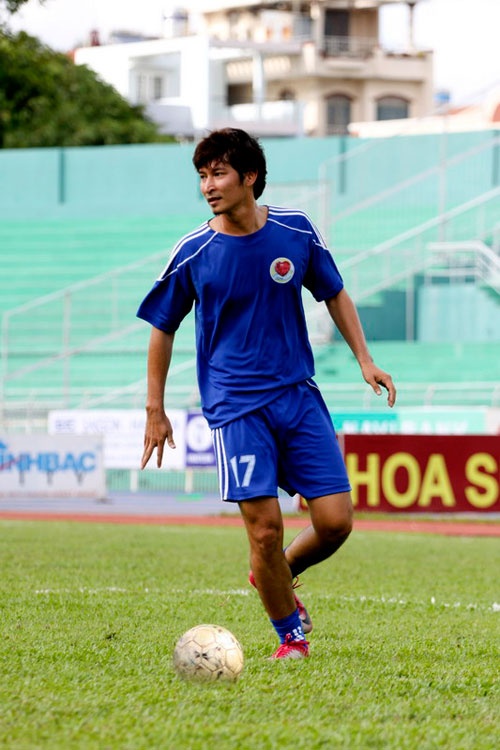 Trong khi đó, nhờ lợi thế chiều cao, Huy Khánh khá thảnh thơi trên sân bóng. 