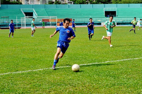 Hình ảnh Lý Hải tả xung hữu đột trên sân cỏ...