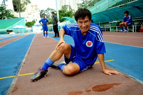 ... và mướt mồ hôi khi trận bóng kết thúc.