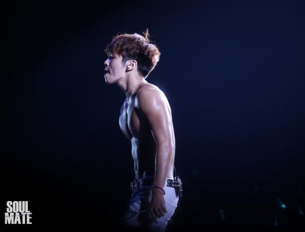 Khi chụp nghiêng, một mẩu SHINee là Kim Jonghyun sở hữu vòng 1 đáng ngưỡng mộ.