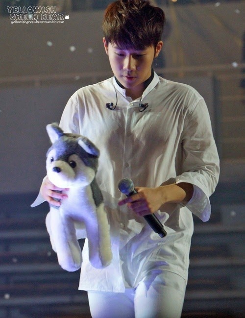 Qua lớp vải áo sơ mi, khán giả có thể thấy được vòng 1 hiện rõ của Kim Sung Kyu – thành viên nhóm nhạc Infinite.