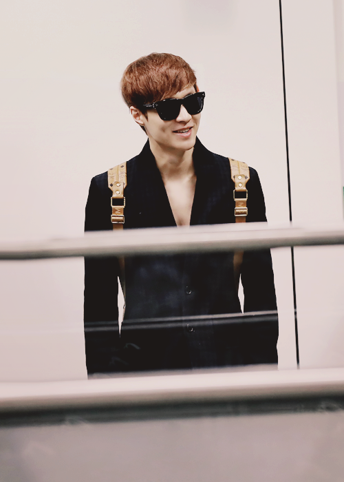 Lay của nhóm EXO đình đám cũng có “khe ngực” như những cô gái khi mặc vest mà không kèm áo mặc trong.