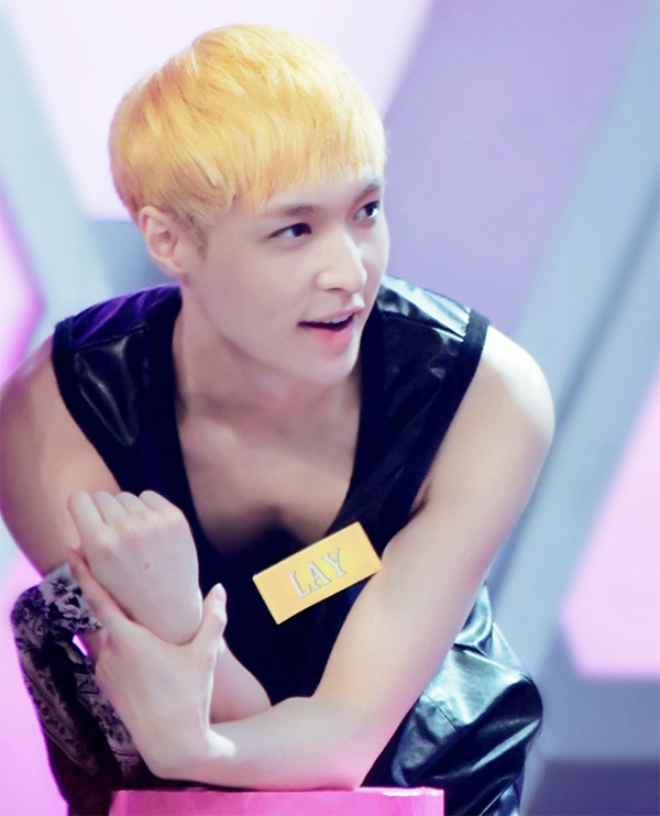 Trong một show truyền hình, Lay “thả rông” ngực khiến các fan không khỏi xuýt xoa.