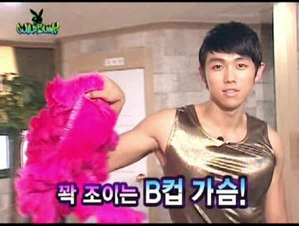 Bộ ngực của Seulong nhóm 2AM gây chú ý khi anh mặc áo balo sequin bắt mắt. Nam ca sĩ tỏ ra khá khó chịu vì đặc điểm này. 