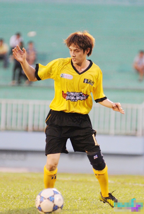 Hình ảnh Ông Cao Thắng mướt mồ hôi trên sân cỏ thu hút sự chú ý của người hâm mộ không thua kém khi anh đứng trên sân khấu.