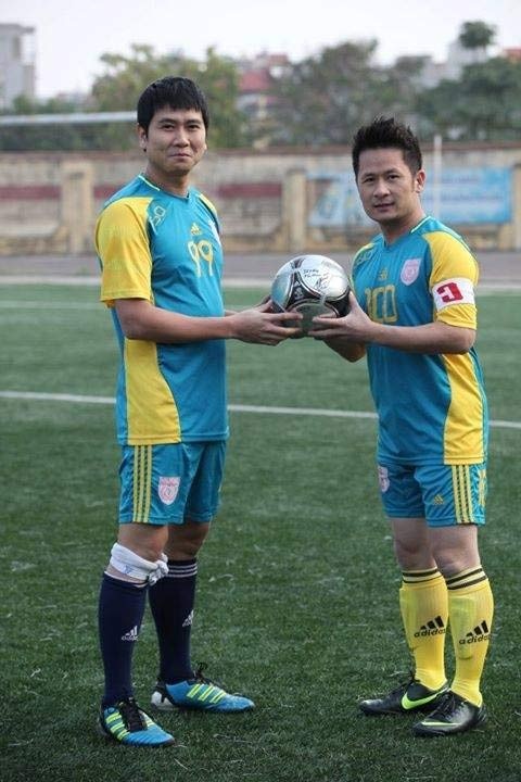 Bằng Kiều - anh cả của nhóm Quả Dưa Hấu - cũng là một fan cuồng của túc cầu giáo. Trong những lần về Việt Nam thăm gia đình, biểu diễn..., anh luôn thu xếp thời gian để tham gia các trận bóng giao hữu với anh em nghệ sĩ cũng như người hâm mộ. 