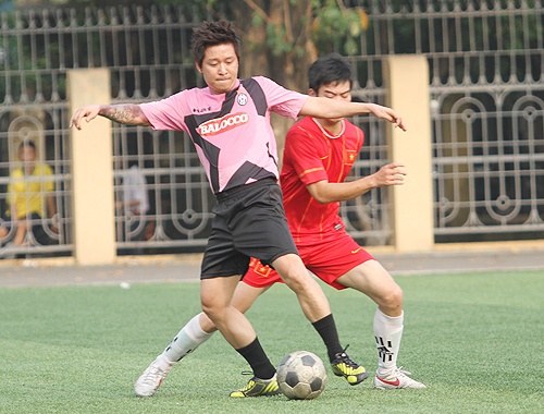 Khi quy ong showbiz Viet dien quan dui ao so tren san co hinh anh