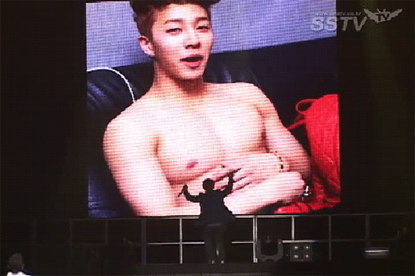 Kikwang của nhóm nhạc Beast có gương mặt dễ thương nhưng vòng 1 nảy nở không kém. Trong một bài phỏng vấn, Kikwang thừa nhận mình có bộ ngực cỡ lớn hơn so với cơ thể, anh nói: “Khi mọi người nhìn vào cơ thể tôi, họ sẽ nói ngực tôi là thứ to nhất, những người cùng tập gym với tôi cũng nói vậy”.