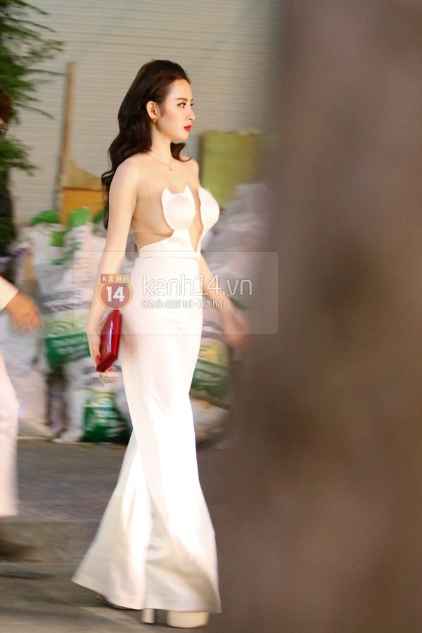 Trước đó, Angela Phương Trinh lại gây sốc khi từ bỏ vẻ lộng lẫy, kiêu sa trên thảm đỏ Đêm hội chân dài 8 để diện một bộ jumpsuit bị đánh giá là hở hang phản cảm. Cũng theo các tín đồ thời trang, đây là 