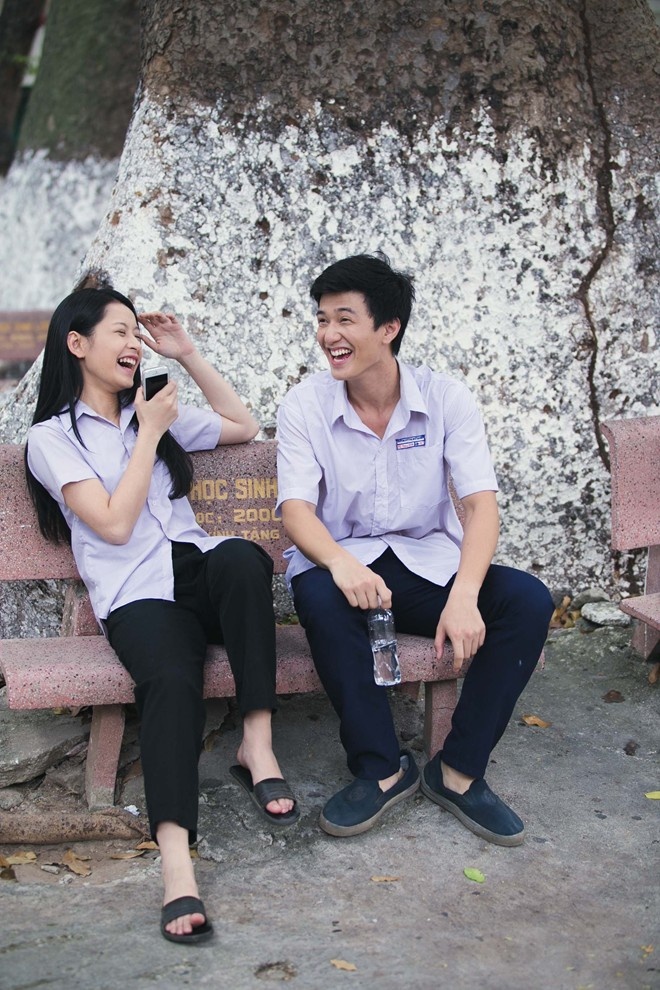 Hình ảnh Chi Pu đi dép lê lúc đảm nhận vai học sinh rất đáng yêu.