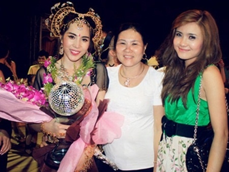 My nhan Viet gian nan vuot ai phu huynh hinh anh