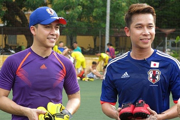 Le Hoang The Men bi om van om TV xem World Cup hinh anh