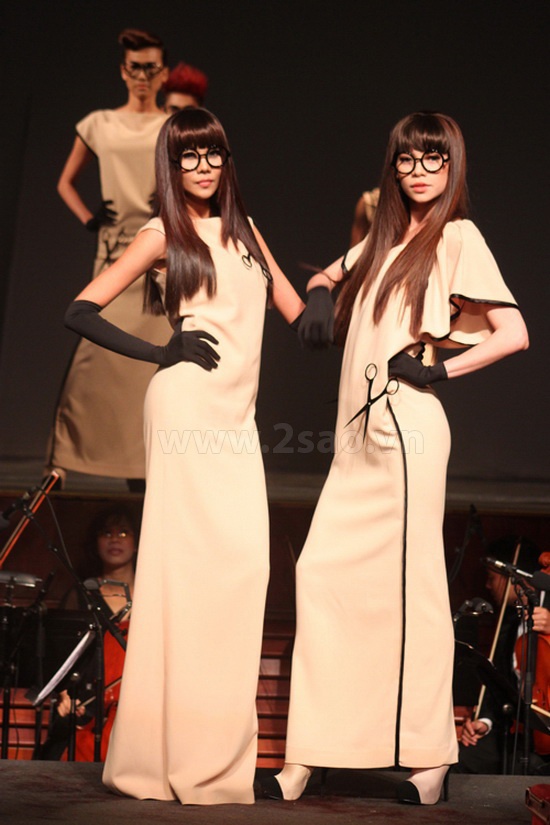 Đồng hành cùng cô là Thanh Hằng,bằng những bước đi chuyên nghiệp  hai người đẹp đã nhận được sự ủng hộ rất lớn từ người xem.