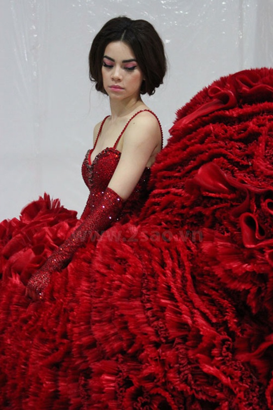 Lần tiếp theo tại  Đẹp Fashion Show 11, bộ sưu tập lấy ý tưởng từ những cây nấm, Hồ Ngọc Hà khoác lên mình chiếc váy khổng lồ cùng Thanh Hằng đã khép lại đêm diễn trong sự trầm trồ của khán giả.