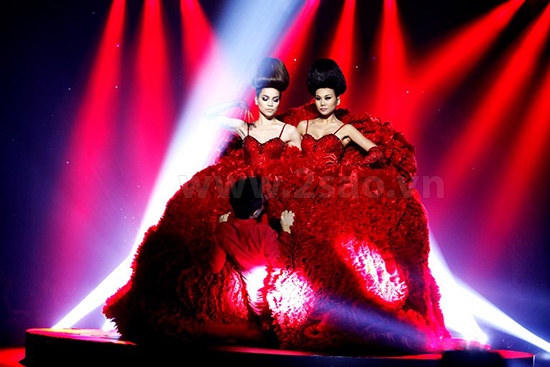 Màn trình diễn của cặp đôi nấm song sinh có lẽ là cảnh tượng khiến khán giả khó quên nhất khi cả hai cùng khoác lên mình chiếc váy nấm đỏ rực và NTK Công Trí như một hài nhi thoát thai từ tuyệt tác thời trang đó.