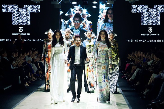 Hai cô gái, hai nhan sắc Việt Nam mặc áo dài thướt tha, kết màn cho một đêm diễn tôn vinh Sài Gòn, tôn vinh nét đẹp quốc phục truyền thống. Đây rõ ràng là một mốc son đáng nhớ của thời trang Việt năm 2013, sau khi hai cô từng gây chấn động khi là cây nấm độc sinh đôi sinh ra Công Trí trong BST No.6 trước đó.