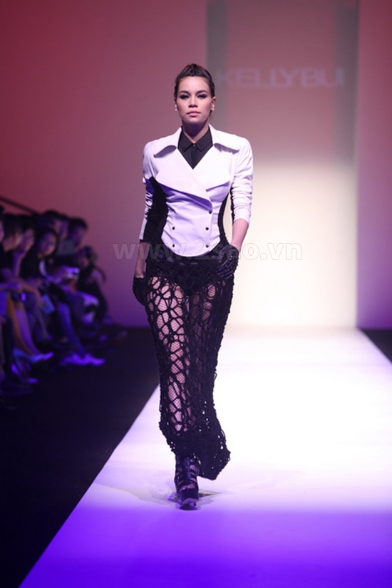 Đầu năm 2014, Hà Hồ tái xuất trong vai trò người mẫu với bộ sưu tập của NTK Kelly Bùi tại Shanghai Fashion Week. Dù không còn là người mẫu nhưng cô vẫn được mời giữ vai trò đại diện Việt Nam duy nhất biểu diễn tại tuần lễ thời trang này.