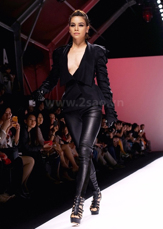 Được mệnh danh là một biểu tượng thời trang tại Việt Nam, một nữ ca sỹ hàng đầu của showbiz Việt, Hồ Ngọc Hà luôn là cái tên được chọn lựa và được đánh giá cao khi tham gia các chương trình quốc tế như Asian Songs Festival 2009 tại Hàn Quốc, Ngôi sao âm nhạc Châu Á tại Bắc Kinh năm 2013. Tại tuần lễ thời trang Thượng Hải với phần trình diễn tự tin, sải bước chuyên nghiệp khoe vẻ đẹp gợi cảm pha chút bí ẩn giữa rừng mẫu quốc tế cô đã làm nức lòng người hâm mộ tại quê nhà.