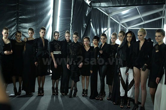 Có thể thấy, tên tuổi Hồ Ngọc Hà không những được săn đón trên các sân khấu ca nhạc mà cả những sàn diễn thời trang cũng luôn là cái tên được chờ đợi. Cô nàng vẫn đang từng bước trên quá trình nỗ lực để đem đến cho khán giả những tiết mục công phu và đặc sắc để đưa tên tuổi mình mãi in sâu trong lòng người hâm mộ.