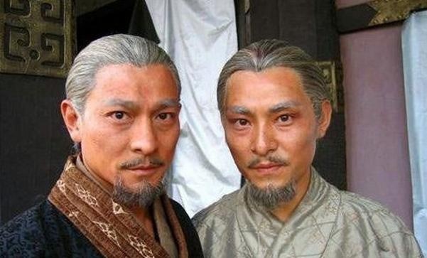 Lưu Đức  Hoa (trái) và diễn viên đóng thế.