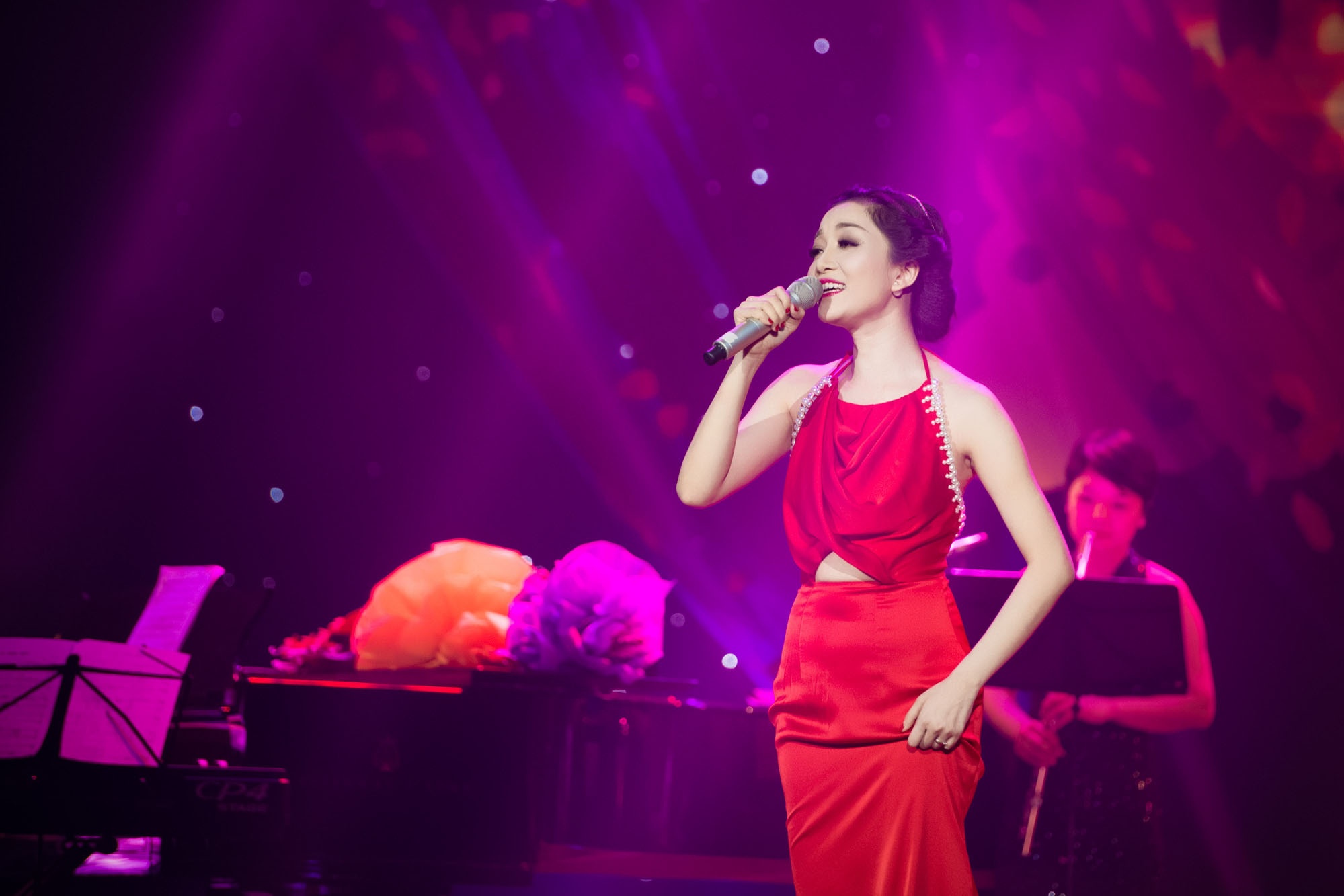 Pham Thu Ha thay 3 bo vay trong dem nhac Doan Chuan hinh anh