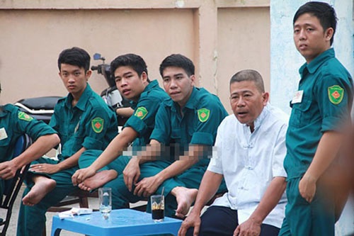 Đội ngủ bảo vệ canh gác nhà Hà Tăng 24/24 trước và sau khi hôn lễ được tổ chức.