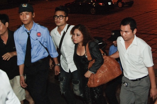 Việc Siu Black vỡ nợ vào năm 2013 có thể nói đây là scandal lớn nhất từ trước đến giờ của cô. Sau khi thông tin vỡ nợ được đăng trên khắp các mặt báo cũng là thời điểm Siu Black thường xuyên bị các chủ nợ bao vây, săn đón cô ở các tụ điểm ca hát.