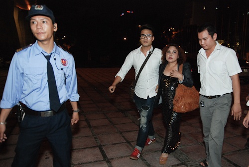 Chính vì liên tục bị các chủ nợ săn đón nên Siu Black luôn được các vệ sĩ hộ tống, bảo vệ cô an toàn vào khu vực hậu trường.