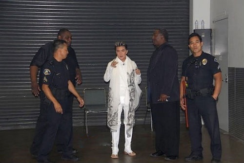 Sau vụ việc bị xịt hơi cay tại Mỹ, Đàm Vĩnh Hưng ngay lập tức trang bị cho mình những vệ sĩ da màu bảo vệ 24/24 để đảm bảo sự an toàn của bản thân.