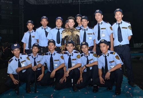 Trong liveshow riêng của mình, anh cũng thuê rất nhiều bảo vệ trong khu vực sân khấu để đảm bảo chương trình diễn ra thành công tốt đẹp.