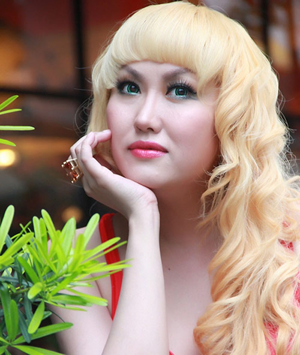 Sau cuộc hôn nhân thất bại với người chồng Tây, thay vì đi tìm tình mới, Phi Thanh Vân tập trung hơn vào công việc kinh doanh làm đẹp. Mới đây người đẹp da nâu một thời tiết lộ nhờ kinh doanh mà mỗi tháng thu nhập của cô hơn 350 triệu đồng và con số sẽ không dừng ở đó. Thế nhưng tài sản và danh tiếng cũng khiến đường tình duyên của Phi Thanh Vân gặp trắc trở. 