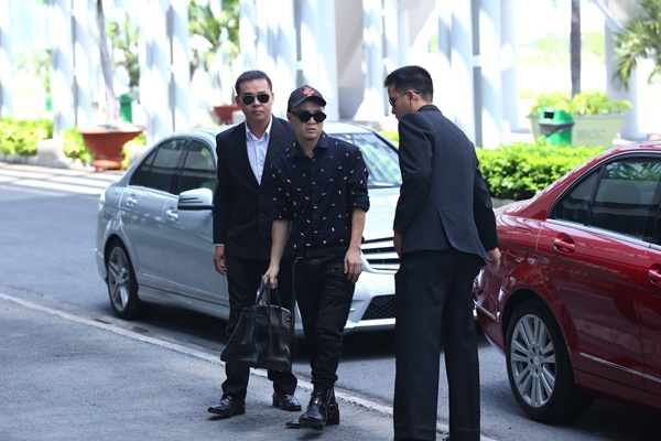 Trước đấy, nhà thiết kế từng gây chú ý vì mang theo dàn nghệ sĩ đến buổi tổng duyệt để đề phòng trộm cướp tại Sài Gòn.