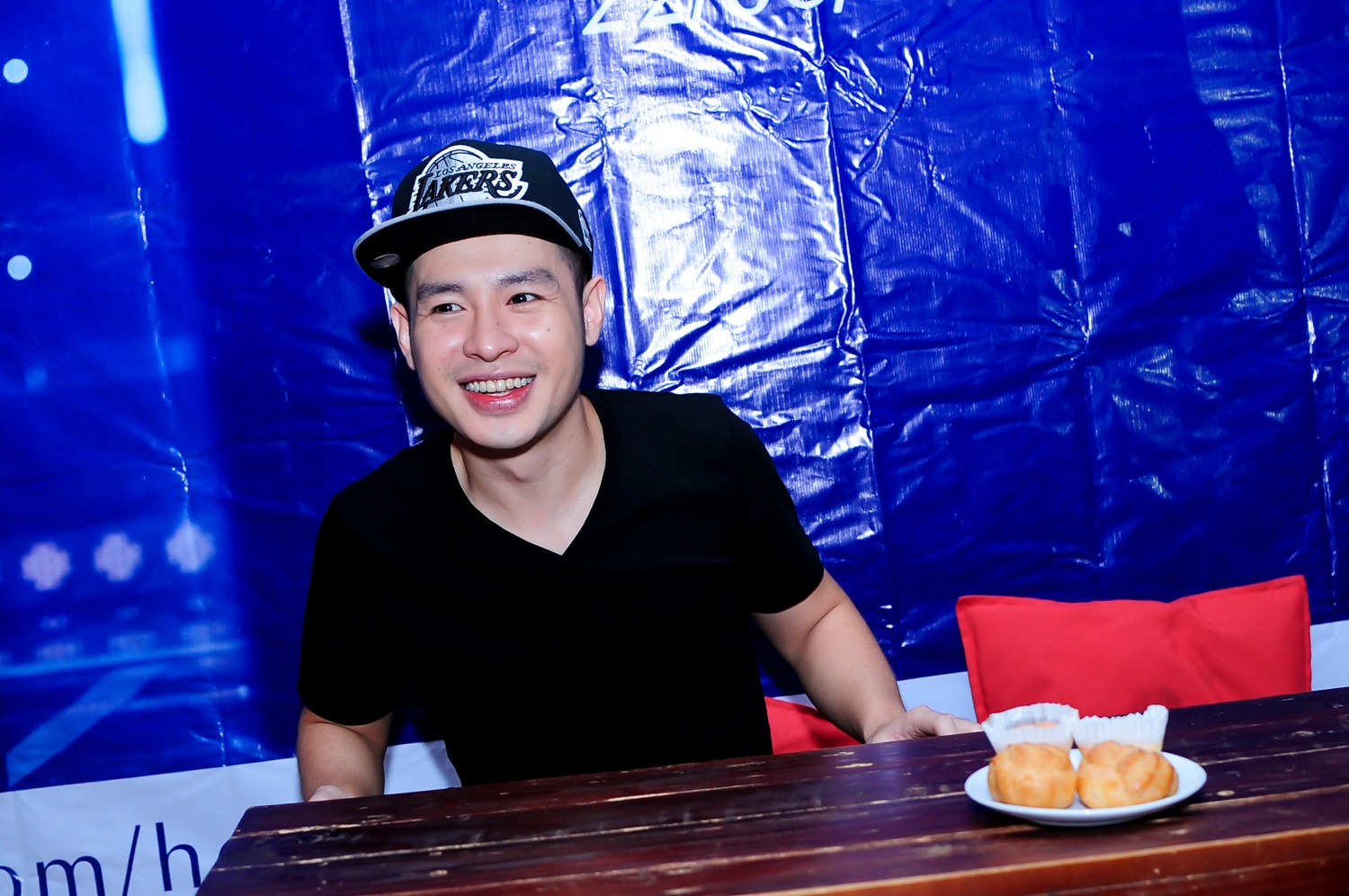 Trong buổi họp fan, Hoàng Hải đã hát live ca khúc Nơi tình yêu bắt đầu để chiều lòng khán giả hâm mộ.