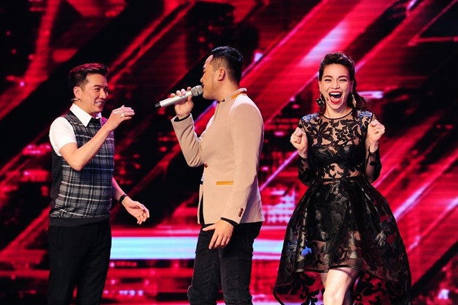 Sông quê: Không chỉ tạo nên hiệu ứng mạnh mẽ từ Người bí ẩn, Khánh Bình cũng làm Đàm Vĩnh Hưng và Hồ Ngọc Hà rất phấn khích trong tập 3 của chương trình X Factor. Ông chủ quán phở miền Tây chọn ca khúc Sông quê và khi cất tiếng hát, anh khiến cả khán phòng vỡ òa sung sướng vì được thưởng thức màn song ca nam và nữ. Khánh Bình còn trổ tài hát giọng nữ một đoạn cải lương khiến bộ tứ giám khảo tâm phục khẩu phục. Màn trình diễn của Khánh Bình làm nhạc sĩ Dương Khắc Linh “mất hồn”, Đàm Vĩnh Hưng khen ngợi là 