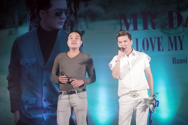 Trong buổi họp fan của Đàm Vĩnh Hưng vào tháng 4 vừa qua, ông hoàng nhạc Việt đã mời Khánh Bình cùng song ca ca khúc Lâu đài tình ái và được khán giả thủ đô đón nhận nhiệt tình.