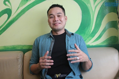 Nói về khả năng đặc biệt của mình, Khánh Bình cho biết anh đã hát hai giọng nam và nữ được 6 năm nay: Hồi đó, tôi cũng học luyến láy, nhả chữ theo cho giống giọng nữ của các ca sĩ Hương Lan, Phi Nhung, Như Quỳnh. Ban đầu thấy giả giọng được một chút nên có đi hát ở các chương trình đám tiệc, sinh nhật Rồi bạn bè cũng thách đố giả giọng với nhau, họ giả giọng Khánh Ly, Hồng Nhung còn mình giả giọng Hương Lan thấy cũng tạm ổn. Ngoài ra, tôi cũng thường giả giọng trong các phim Hong Kong, phim chưởng,... Tôi chỉ giả được giọng nữ chứ không giả giọng nam