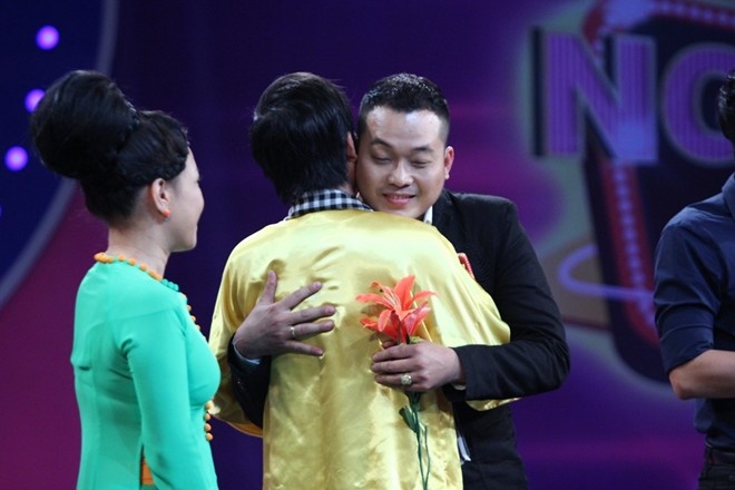 Tiết mục này khiến Hoài Linh vô cùng thích thú, thậm chí bật khóc vì xúc động. “Tại sao một giọng hát tuyệt vời này em lại không đi hát chuyên nghiệp. Nếu em làm như vậy em vô tình phụ ơn trên đã cho em giọng ca thiên phú. Anh rất ngưỡng mộ giọng hát của em và hy vọng sau này em là một ca sĩ chuyên nghiệp” – Hoài Linh chia sẻ. Khánh Bình cũng là người đầu tiên mà Hoài Linh mời làm ca sĩ độc quyền và anh đã nhanh chóng nhận lời.