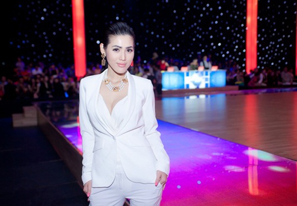 Maria Đinh Phương Ánh: Giai nhân bốc lửa nhất  Trong số những mỹ nhân được Hà Dũng trọng vọng, Maria Đinh Phương Ánh là người sở hữu vẻ đẹp bốc lửa với phong cách thời trang thiếu vải. Là top 10 cuộc thi Pepsi Talent Show Vietnam 2009, Maria Đinh Phương Ánh quen biết và dần hợp tác với Hà Dũng. Trong thời gian này, Phương Ánh thừa nhận cô được Hà Dũng giúp đỡ nhiều về âm nhạc tuy nhiên không lâu sau, cô chia tay vị đại gia. Tới năm 2012, Maria Đinh Phương Ánh mới ra nhạc phẩm đầu tiên nhưng không gây được sự chú ý. 