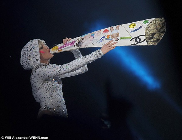 Miley Cyrus vo tu gia hut can sa truoc hang nghin khan gia hinh anh